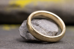 Ehering 585er Gelbgold Hammerschlag seitlich