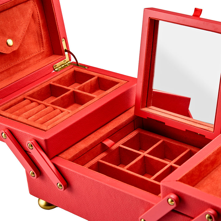 Wolf x Marla Aaron Baby Everything Box Farbe Red geöffnet Nahaufnahme