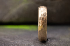Ehering 750er Gelbgold Hammerschlag frontal