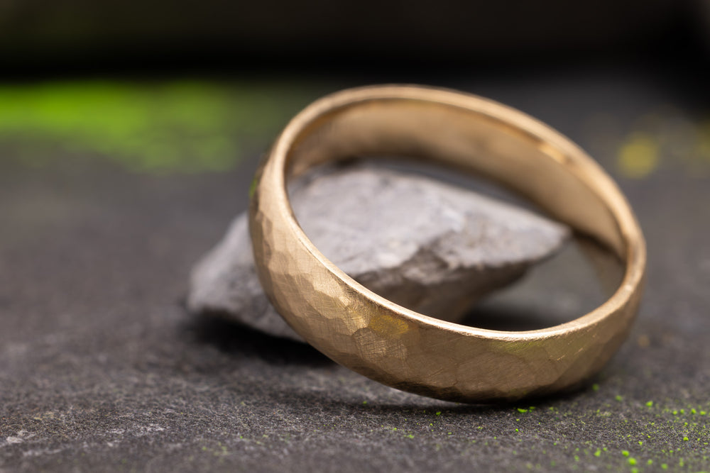 Ehering 750er Gelbgold Hammerschlag seitlich