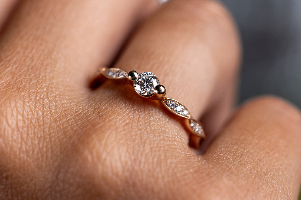 Verlobungsring Vorsteckring 585er Rotgold Elise an Hand