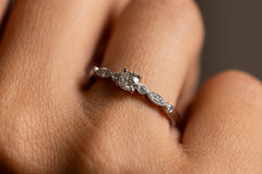 Verlobungsring 950er Platin Lilly an Hand