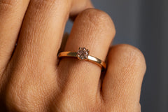 Unikat Verlobungsring Vorsteckring 750er Rosegold Little Rose an Hand