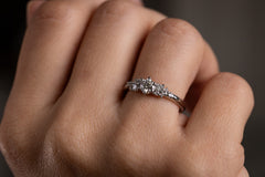 Verlobungsring 950er Platin Little Mermaid an Hand