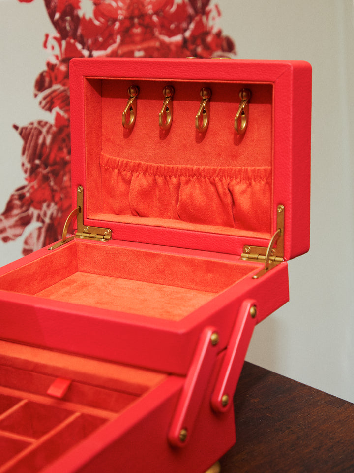 Wolf x Marla Aaron Baby Everything Box Farbe Red geöffnet Detailaufnahme