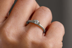 Verlobungsring Vorsteckring 750er Weissgold Solitär Hand