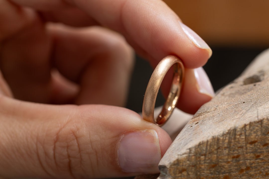 Ehering 585er Rotgold Pur Seidenmatt an Werkbank