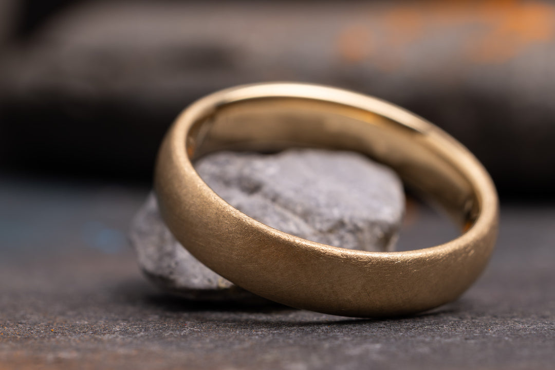 Ehering 750er Gelbgold Pur Seidenmatt seitlich 