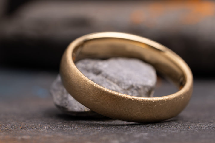 Ehering 750er Gelbgold Pur Seidenmatt seitlich 