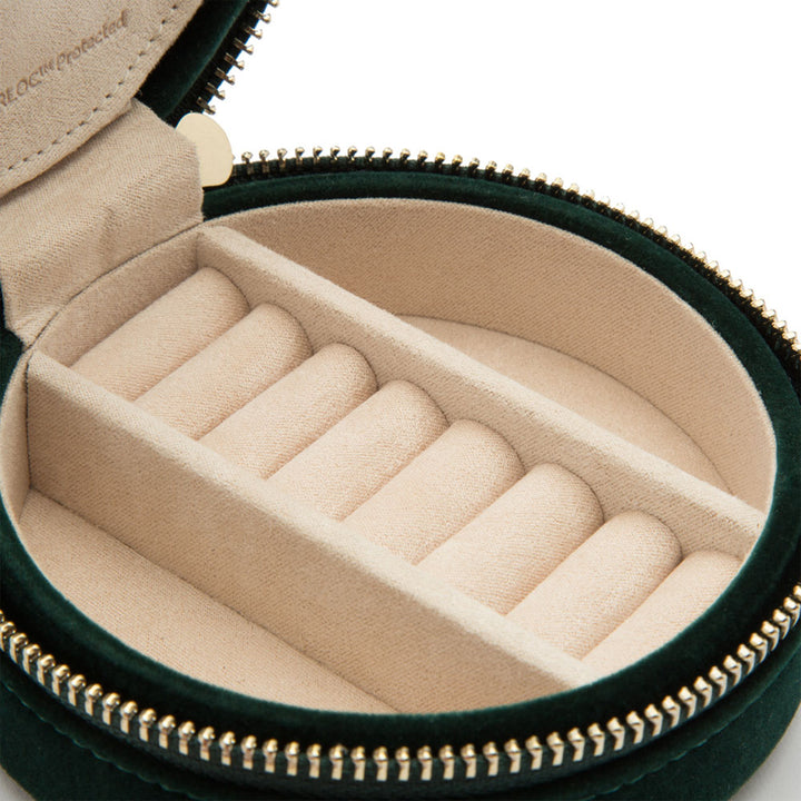 Schmuckbox samt WOLF Travelcase Zoe Travelround Forrest green geöffnet