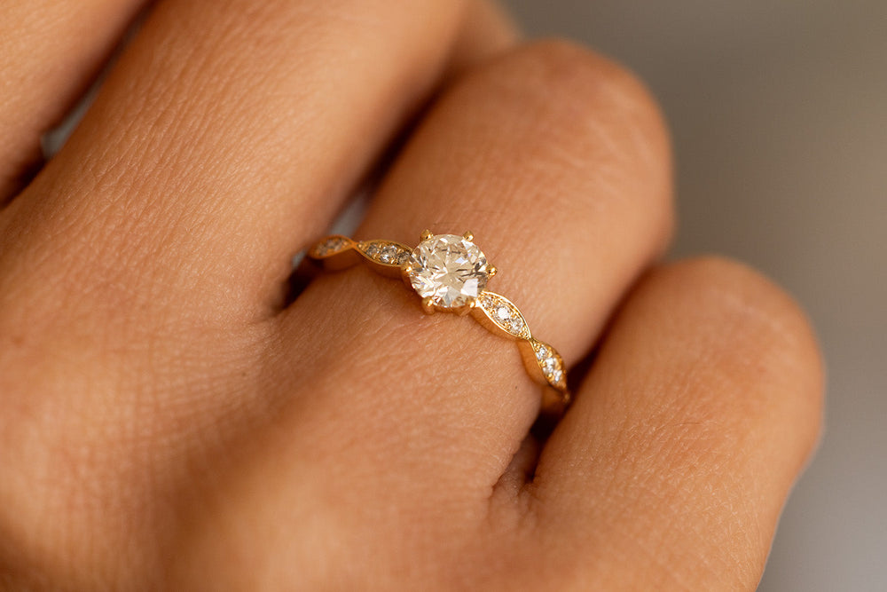 Verlobungsring 585er Gelbgold Rosalie an Hand