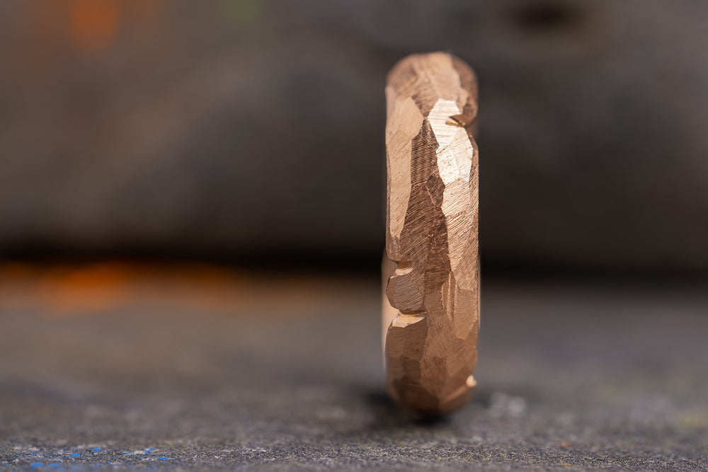 Ehering aus 585er Rotgold Grenzenlos mit Kerben frontal