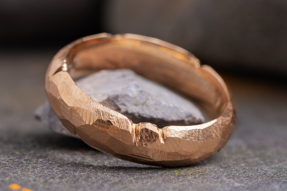 Ehering aus 585er Rotgold Grenzenlos mit Kerben seitlich 