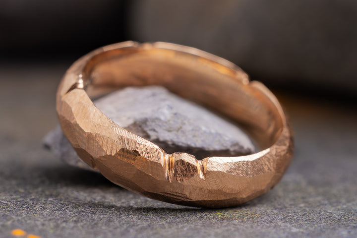 Ehering aus 585er Rotgold Grenzenlos mit Kerben seitlich 
