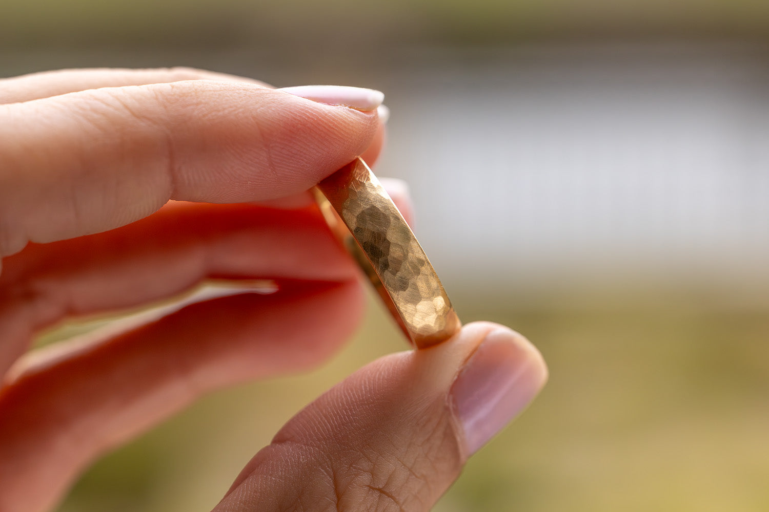 Ehering 750er Gelbgold Rustikaler Hammerschlag im Sonnenlicht