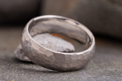 Ehering aus 950er Platin Hammerschlag seitlich 