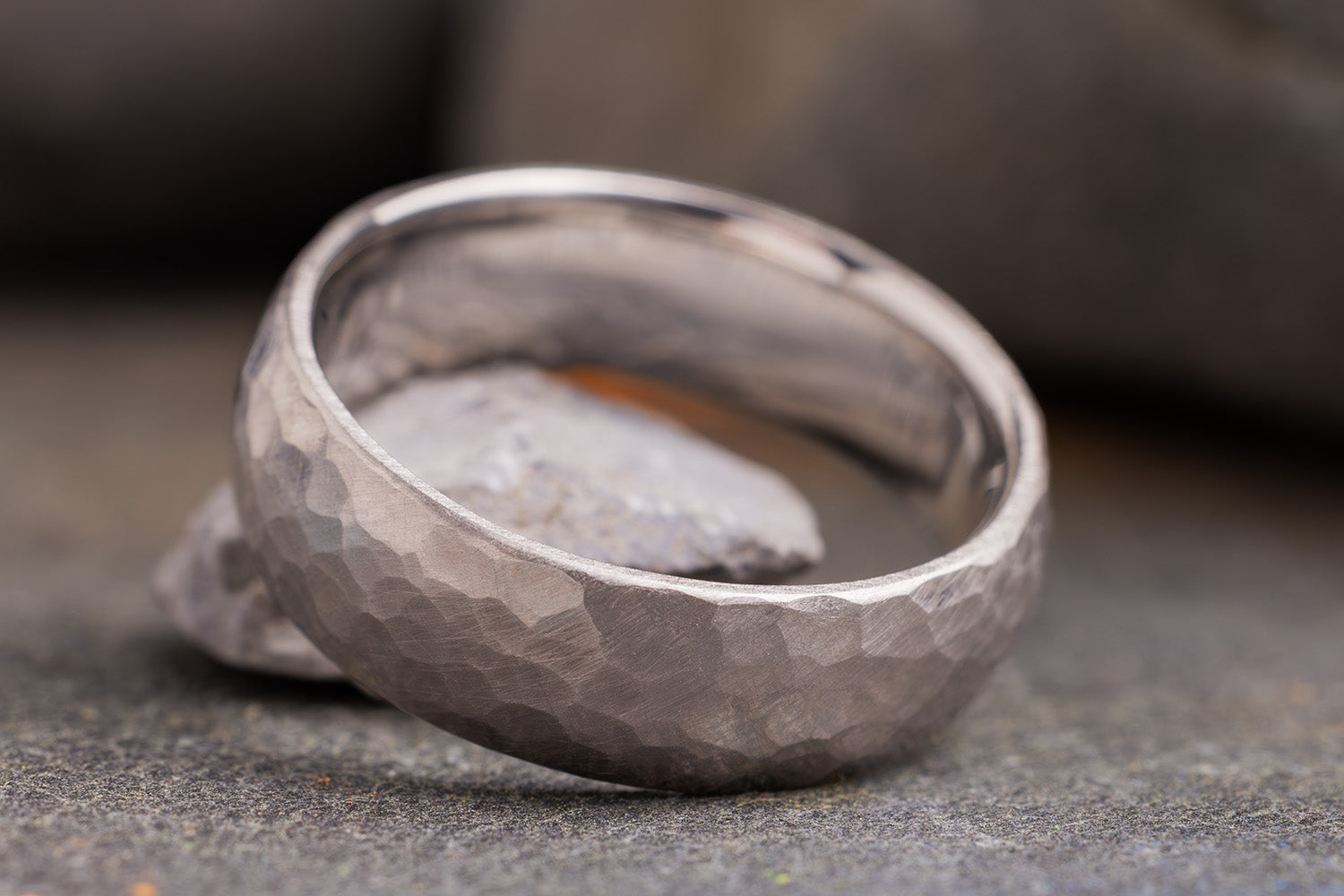 Ehering aus 950er Platin Hammerschlag seitlich 