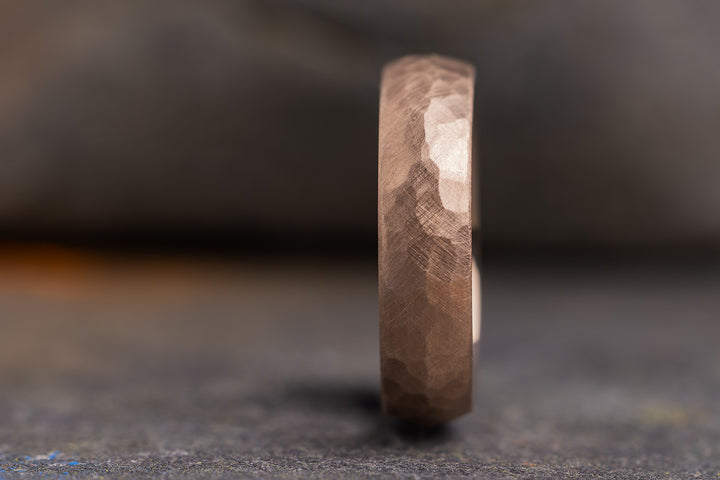 Ehering aus 75er Rosépalladium rusitkaler Hammerschlag frontal