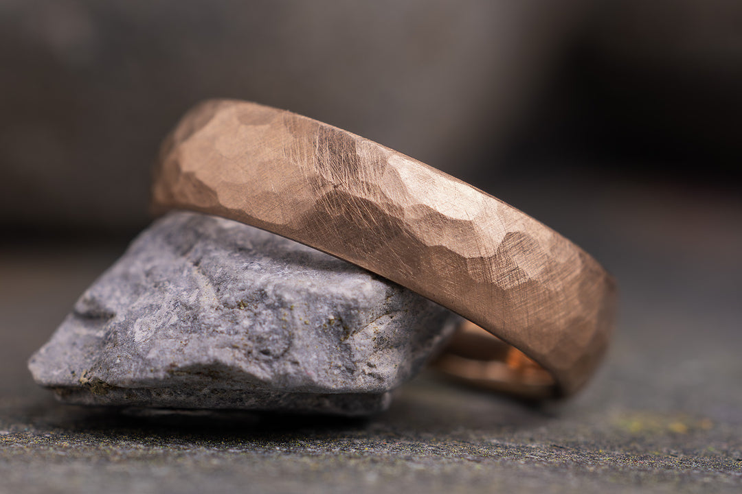Ehering aus 750er Rosépalladium rustikaler Hammerschlag 