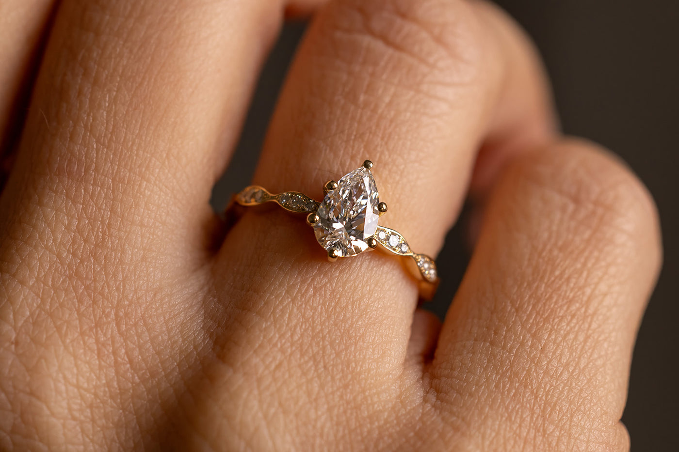 Verlobungsring 750er Gelbgold Tiana an Hand