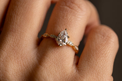 Verlobungsring 750er Gelbgold Tiana an Hand