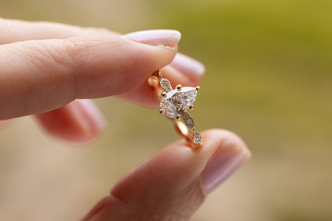 Verlobungsring 750er Gelbgold Tiana in der Sonne