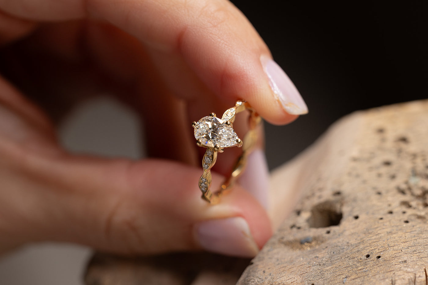 Verlobungsring 750er Gelbgold Tiana auf der Werkbank