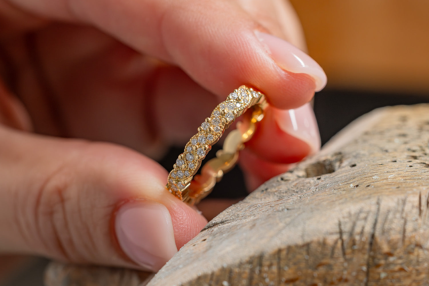 Verlobungsring Vorsteckring 750er Gelbgold Adeline an Werkbank