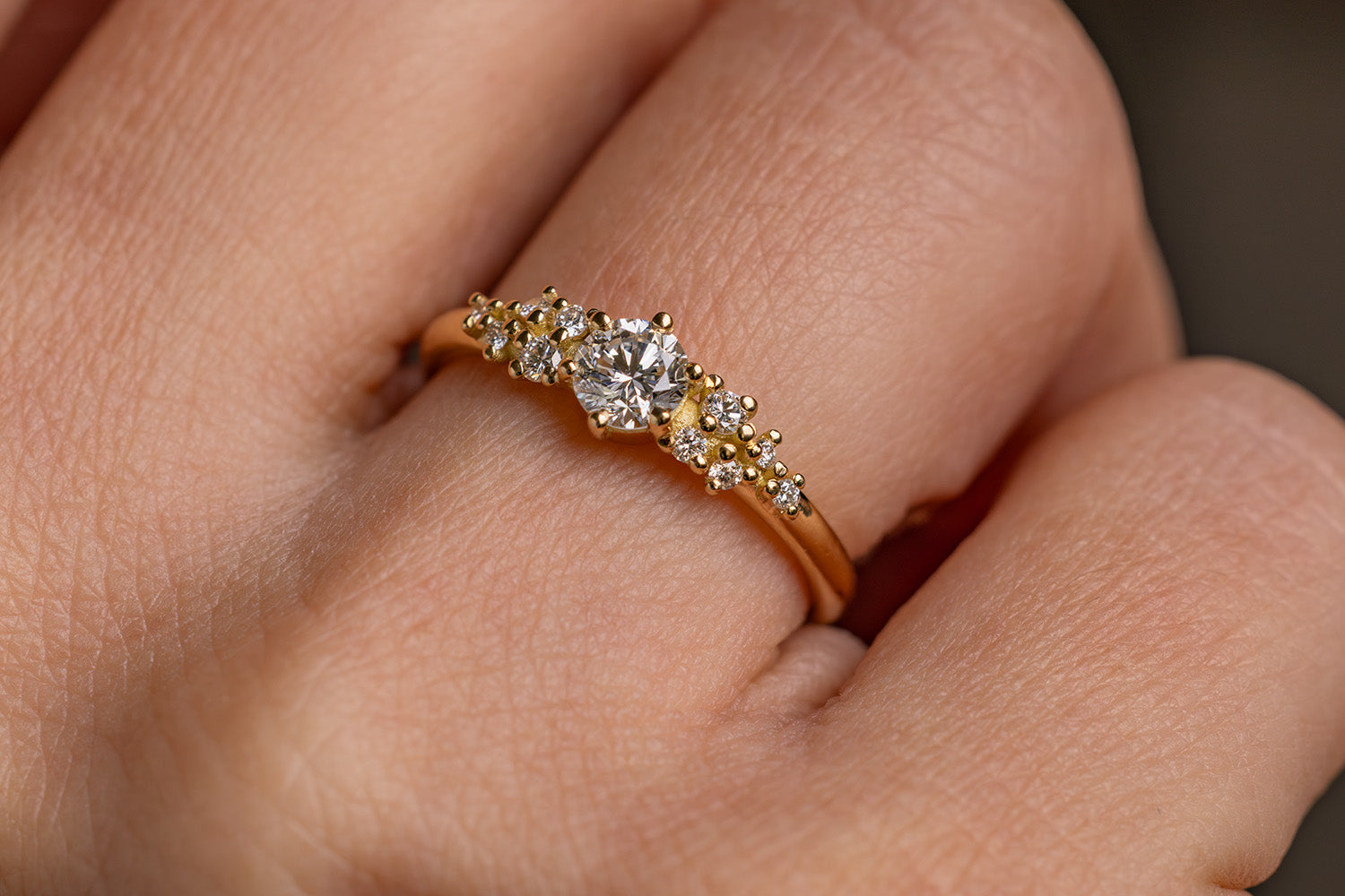 Verlobungsring 750er Gelbgold Little Mermaid an Hand