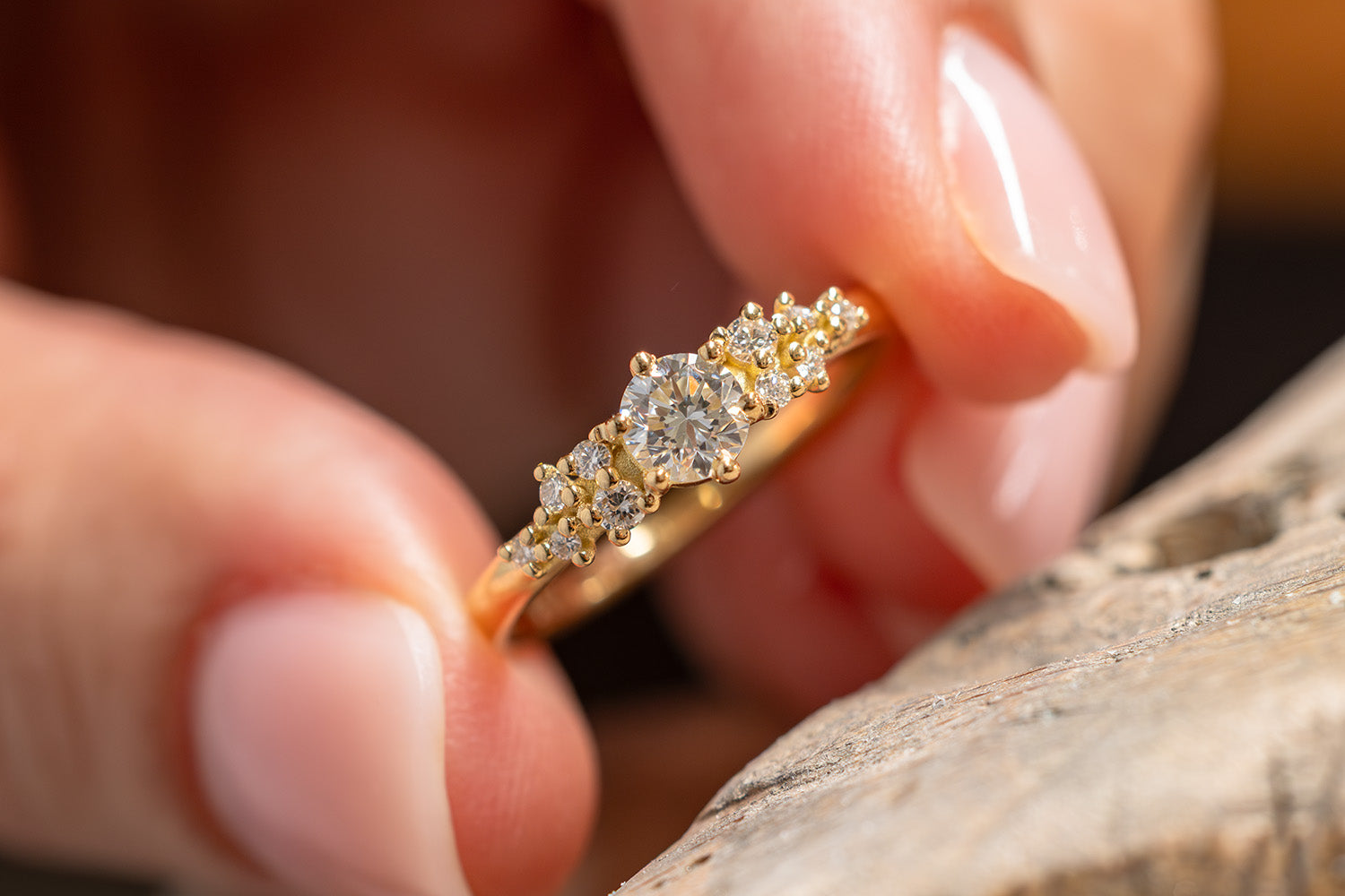 Verlobungsring 750er Gelbgold Little Mermaid an Werkbank
