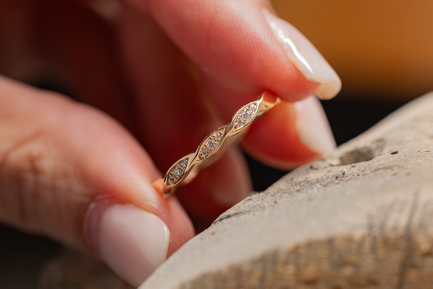 Verlobungsring Vorsteckring 585er Rotgold Vintage Flower an Werkbank