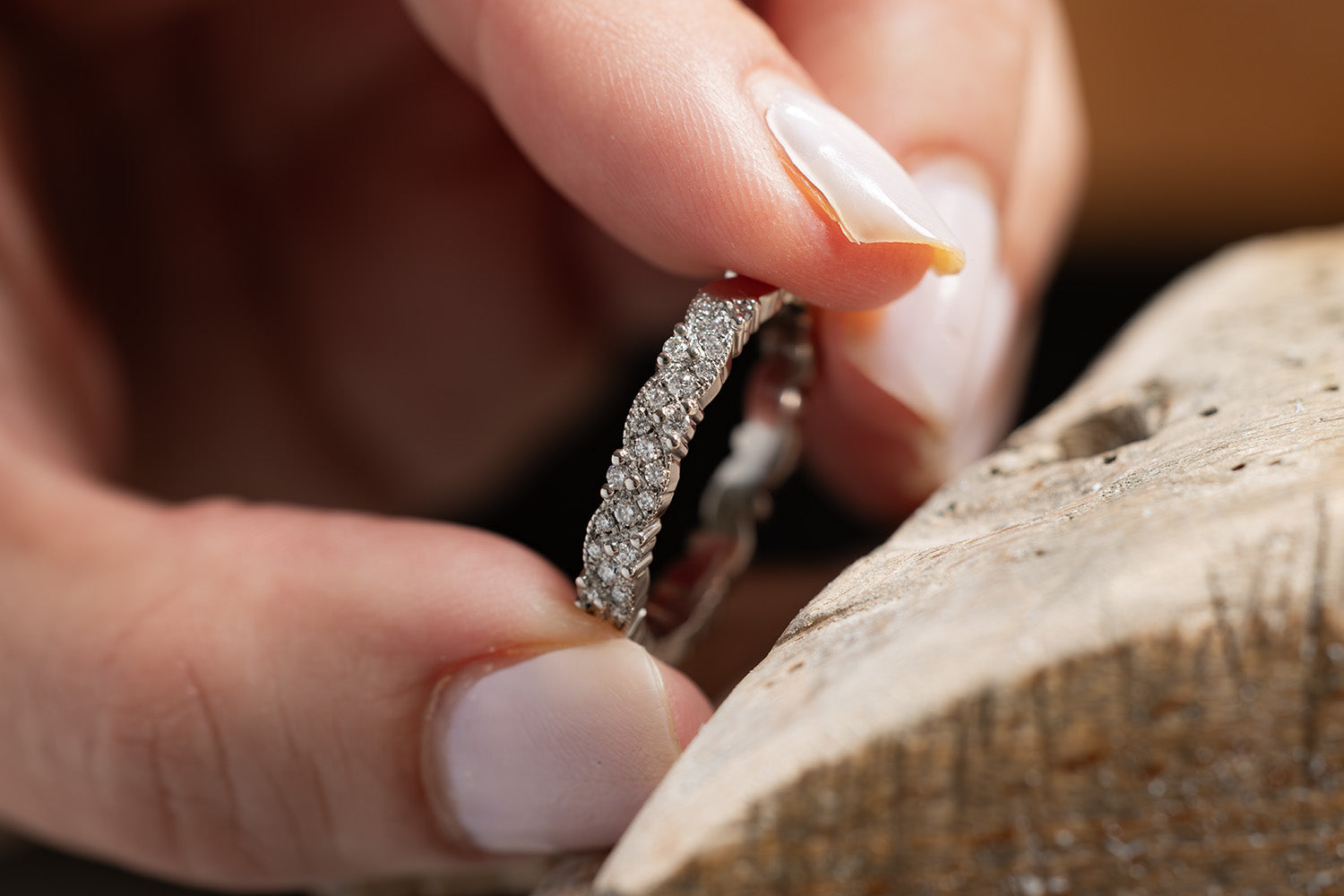 Verlobungsring Vorsteckring 950er Palladium Adeline an Werkbank