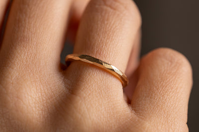 Verlobungsring Vorsteckring 585er Rosegold Grenzenlos schlicht an der Hand