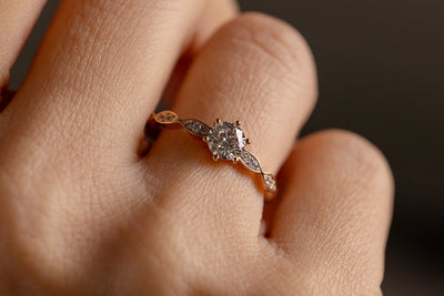 Verlobungsring 585er Rotgold Rosalie an Hand