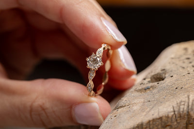 Verlobungsring 585er Rotgold Rosalie an Werkbank