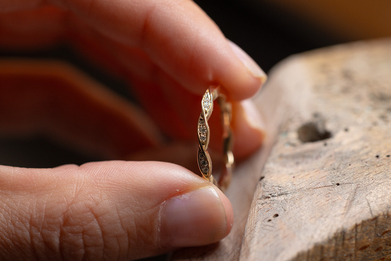 Verlobungsring Vorsteckring 585er Rosegold Vintage Flower an Werkbank
