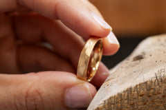 Ehering 750er Rosegold Küsstensand an Werkbank