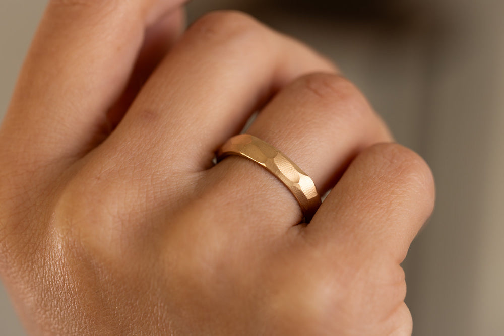 Ehering 750er Rosegold Küsstensand an Hand