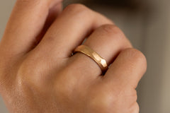 Ehering 750er Rosegold Küsstensand an Hand