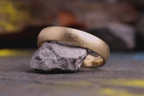 Ehering 585er Gelbgold Nahaufnahmen Pur seidenmatt