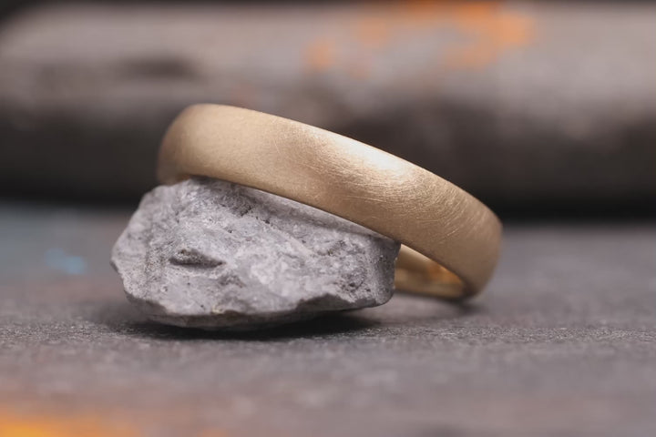 Ehering 750er Gelbgold Pur Seidenmatt Nahaufnahmen