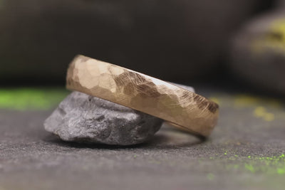 Ehering 750er Gelbgold Rustikaler Hammerschlag Nahaufnahmen