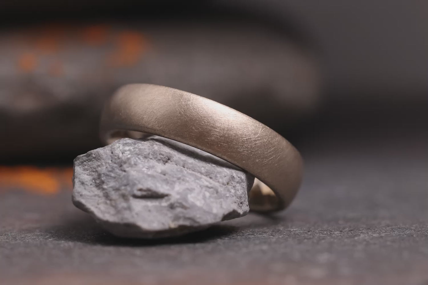 Pur seidenmatt 750/- Gelbpalladium