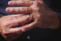 Ehering 585er Weißgold Handmodel Mann