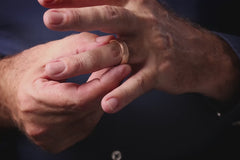 Ehering Rotgold Küsstensand Männerhand