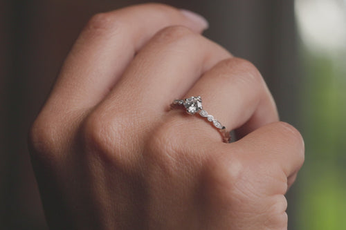 Verlobungsring Vorsteckring 950er Platin Rapunzel Peony Handmodel
