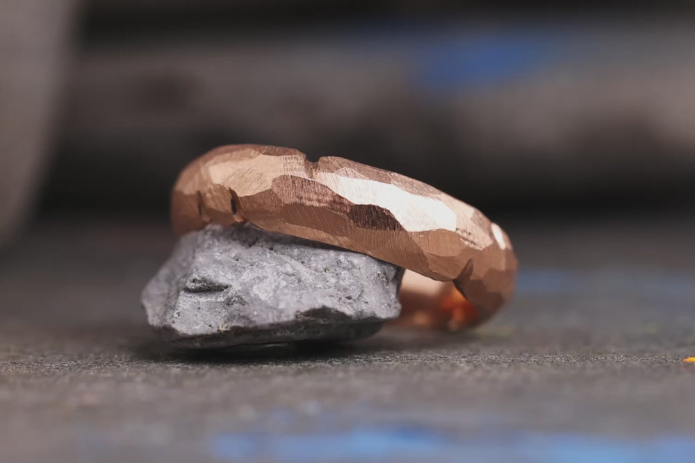 Ehering aus 585er Rotgold Grenzenlos mit Kerben Nahaufnahmen