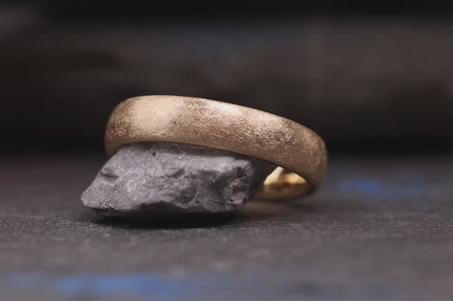 Ehering 750er Gelbgold Pur Eismatt Nahaufnahmen
