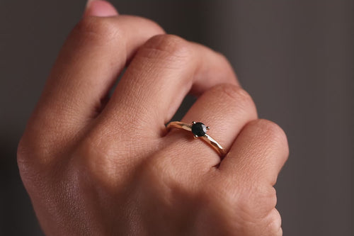 Unikat Verlobungsring 750er Gelbgold Grenzenlos Däumeline Handmodel
