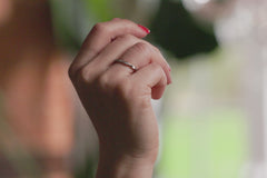 Verlobungsring Vorsteckring 750er Weißgold Vintage Flower Handmodel